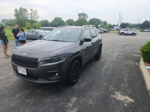 Used 2019 Jeep Cherokee Latitude Plus w/ Cold Weather Group AWD/4WD image 5