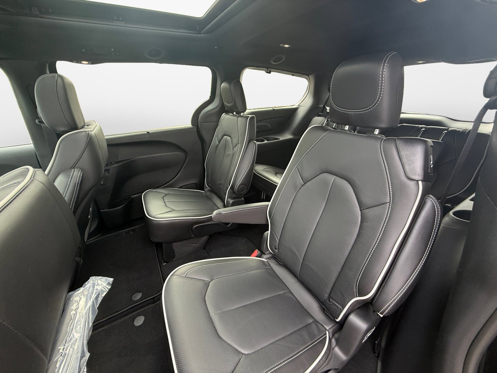 Used 2025 Chrysler Pacifica Limited AWD/4WD image 15