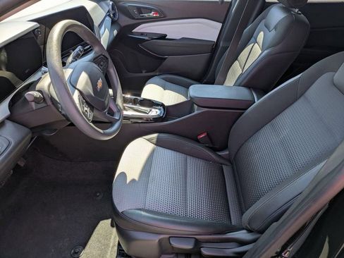 Used 2025 Chevrolet Trax LT FWD image 12