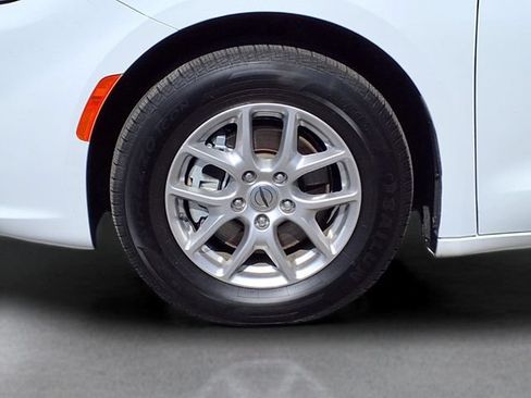 Used 2024 Chrysler Pacifica Touring-L FWD image 13