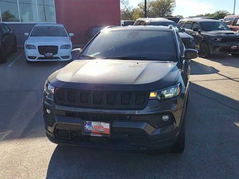 Used 2024 Jeep Compass Latitude w/ Convenience Group image 3