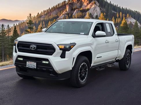 Used 2025 Toyota Tacoma SR5 AWD/4WD image 4