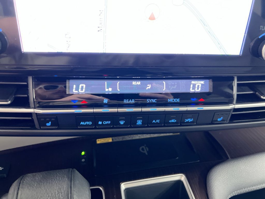 Used 2024 Toyota Sienna XLE w/ XLE Plus Package AWD/4WD image 17