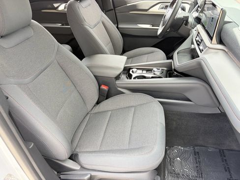 Used 2025 Ford Explorer Active RWD image 10