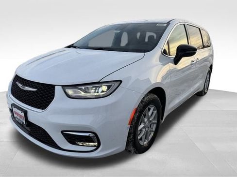 New 2026 Chrysler Pacifica Select image 3