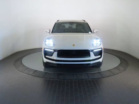 Certified 2022 Porsche Macan AWD/4WD image 10
