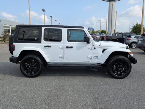 Used 2023 Jeep Wrangler Unlimited Sahara AWD/4WD image 3