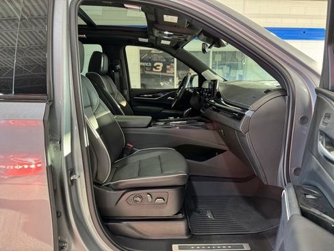 Used 2023 Cadillac Escalade Sport w/ LPO, ONYX Package image 16