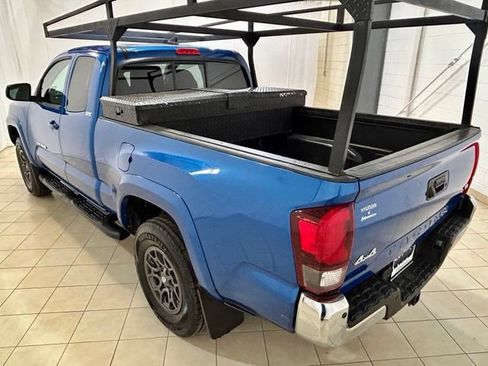 Used 2018 Toyota Tacoma SR5 AWD/4WD image 3