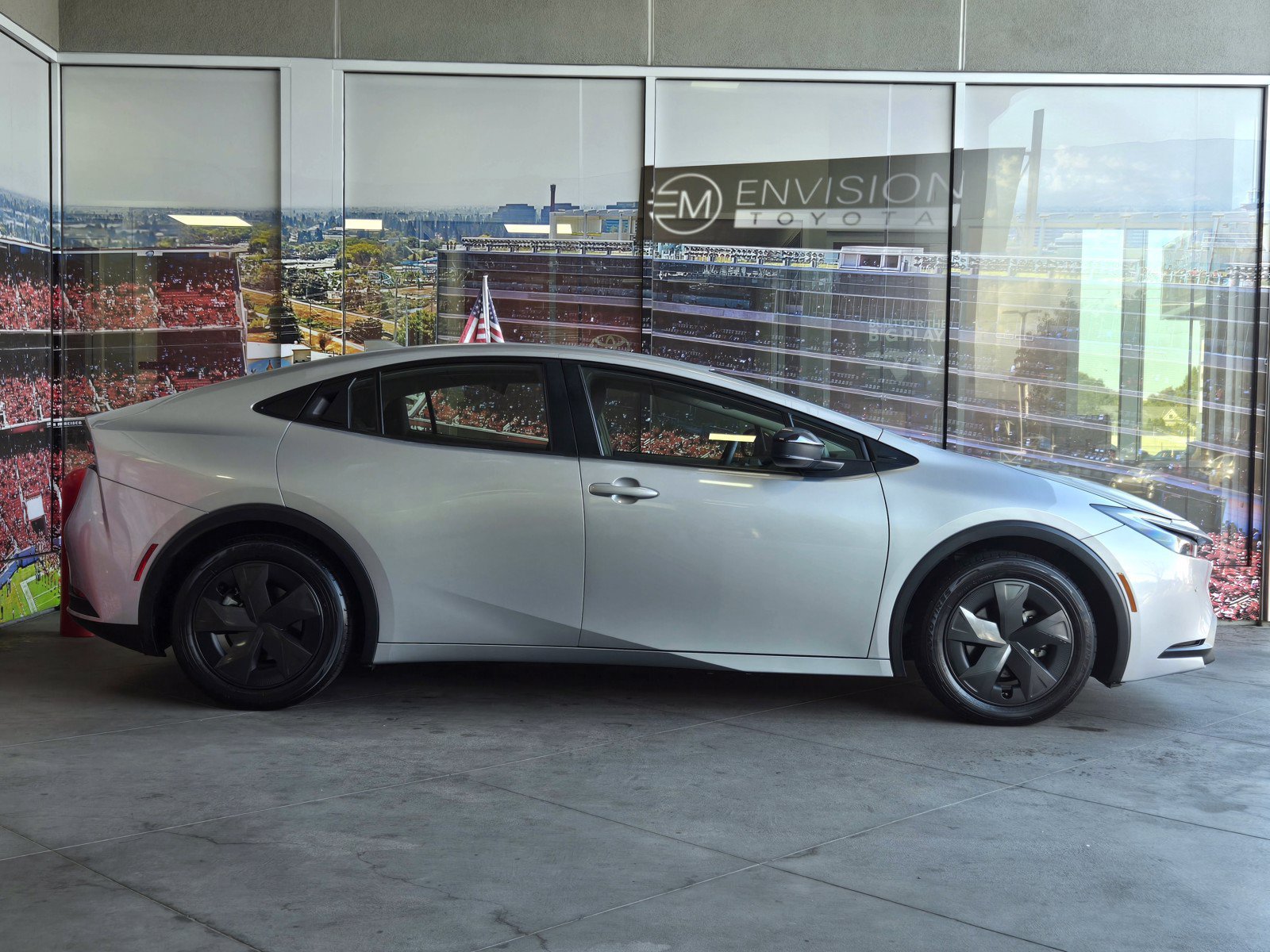 Used 2025 Toyota Prius LE FWD image 4