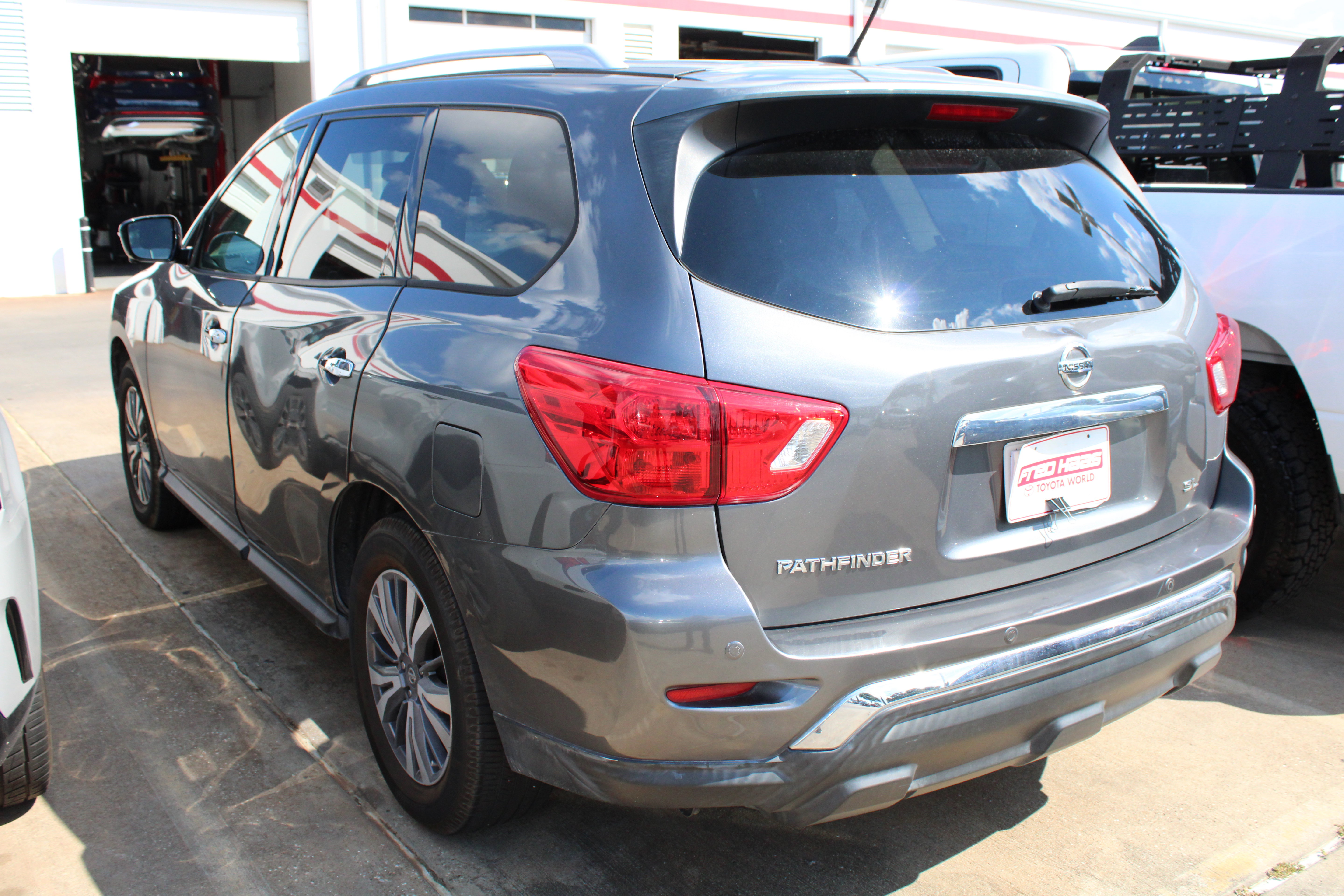 Used 2017 Nissan Pathfinder SL FWD image 5