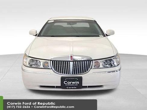 Used 2002 Lincoln Town Car Signature image 2