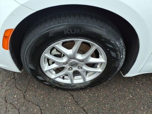 Used 2023 Chrysler Pacifica Touring-L image 9