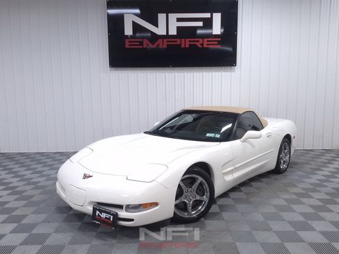 Used 2001 Chevrolet Corvette Coupe w/ Preferred Equipment Group2 RWD image 2