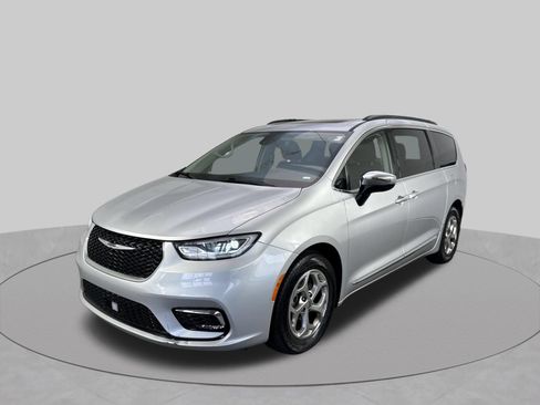 Used 2023 Chrysler Pacifica Limited FWD image 25