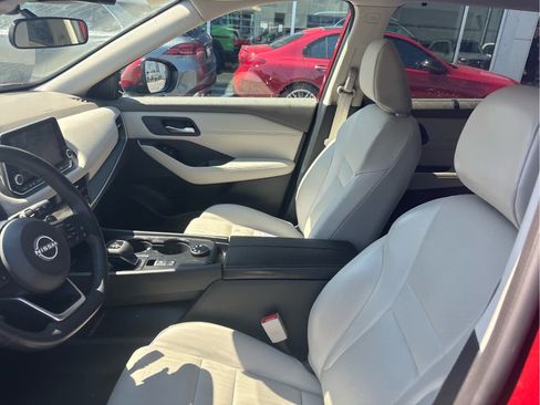 Used 2024 Nissan Rogue SV w/ SV Premium Package image 8