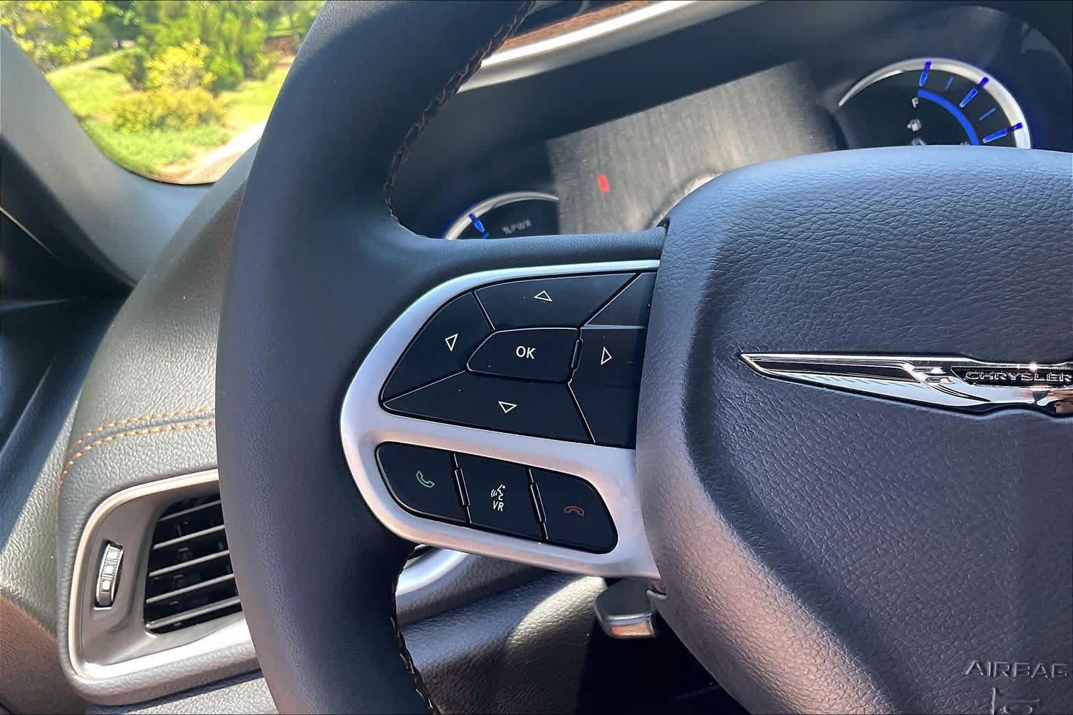 Used 2023 Chrysler Pacifica Pinnacle FWD image 25