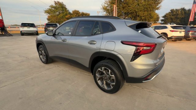 Used 2025 Chevrolet Trax LT w/ Driver Confidence Package FWD image 6