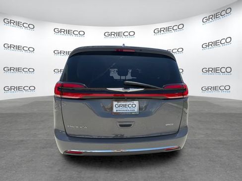 Used 2022 Chrysler Pacifica Touring-L FWD image 6