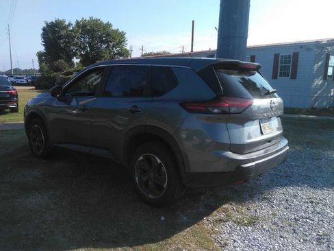 Used 2024 Nissan Rogue SV AWD/4WD image 2