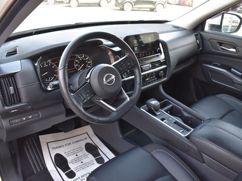 Used 2024 Nissan Pathfinder SL FWD image 29