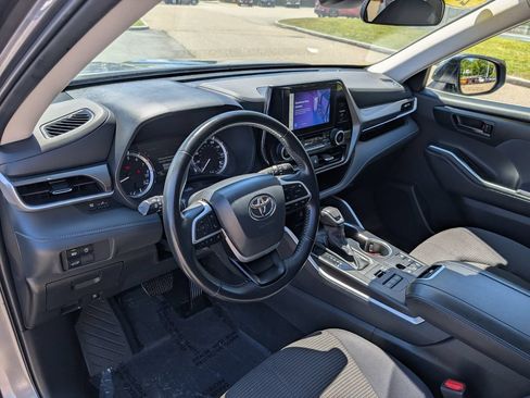 Used 2024 Toyota Highlander LE AWD/4WD image 18