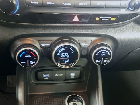 Used 2023 Hyundai Venue SEL image 23