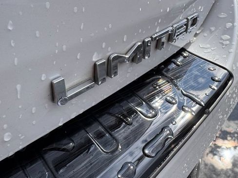 Used 2023 Toyota Highlander Limited FWD image 9