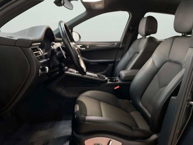 Used 2023 Porsche Macan AWD/4WD image 26