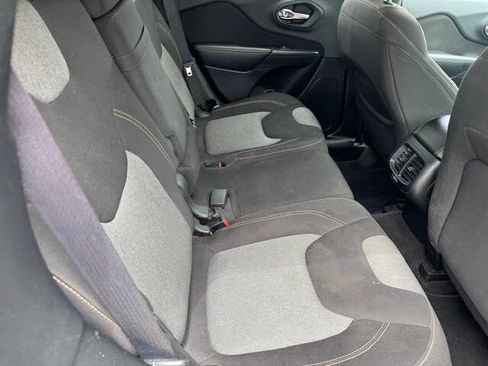 Used 2016 Jeep Cherokee Sport image 17