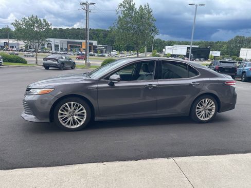 Used 2019 Toyota Camry XLE w/ Sunroof Package FWD image 10