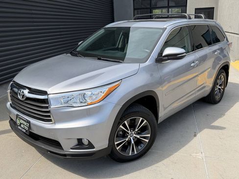 Used 2016 Toyota Highlander XLE AWD/4WD image 2