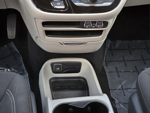 Used 2023 Chrysler Voyager LX FWD image 23
