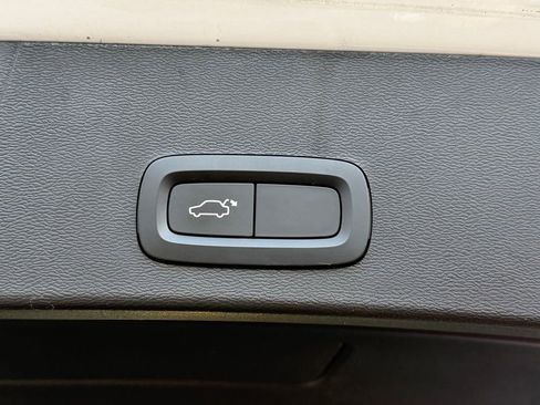 Used 2022 Volvo XC40 T4 Momentum image 18