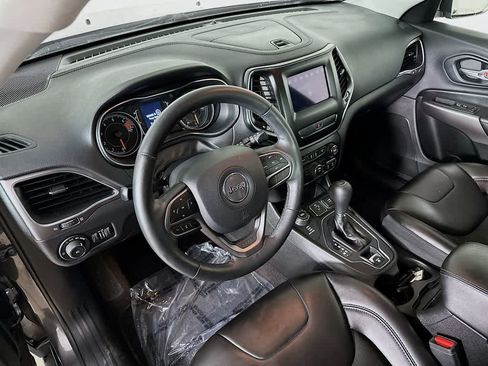 Used 2019 Jeep Cherokee Latitude Plus w/ Cold Weather Group AWD/4WD image 2
