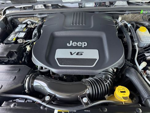 Used 2018 Jeep Wrangler Sahara w/ Connectivity Group image 24
