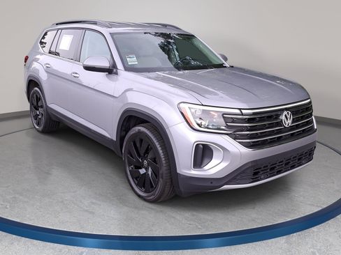 Certified 2026 Volkswagen Atlas SE w/ Black Wheel Package FWD image 3