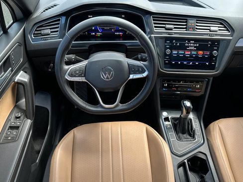 Used 2023 Volkswagen Tiguan SE w/ Panoramic Sunroof Package FWD image 14