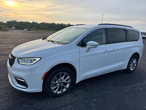 Used 2022 Chrysler Pacifica Touring-L AWD/4WD image 1