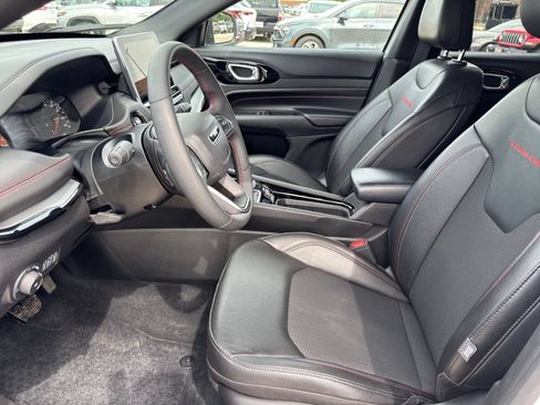 Used 2025 Jeep Compass Trailhawk AWD/4WD image 25