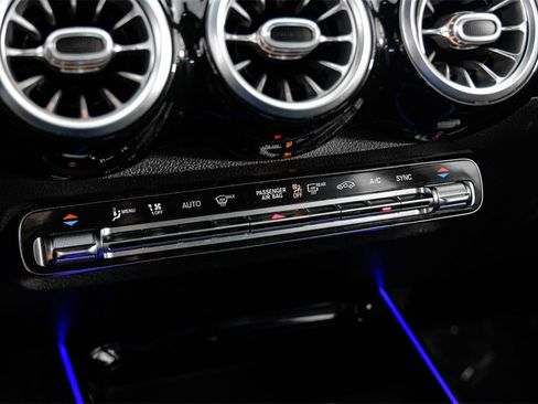 Used 2020 Mercedes-Benz GLB 250 w/ Premium Package image 24