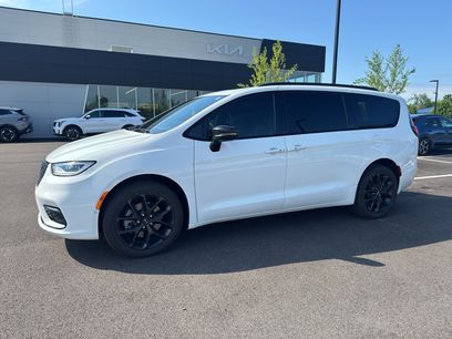 Used 2023 Chrysler Pacifica Limited w/ S Appearance Package