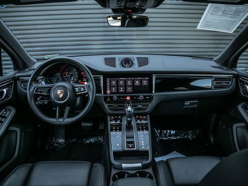Certified 2024 Porsche Macan AWD/4WD image 12