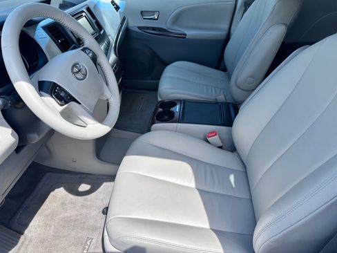 Used 2013 Toyota Sienna XLE FWD image 5