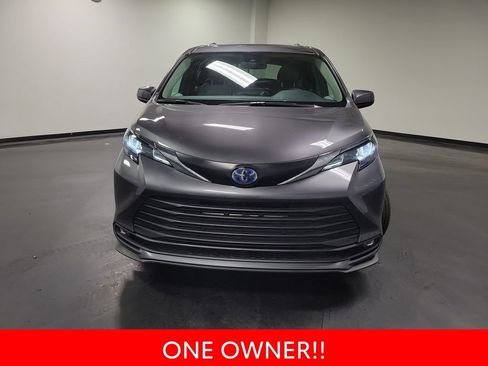 Used 2025 Toyota Sienna XLE AWD/4WD image 3