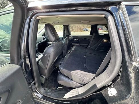 Used 2018 Jeep Cherokee Latitude Plus w/ Cold Weather Group image 11