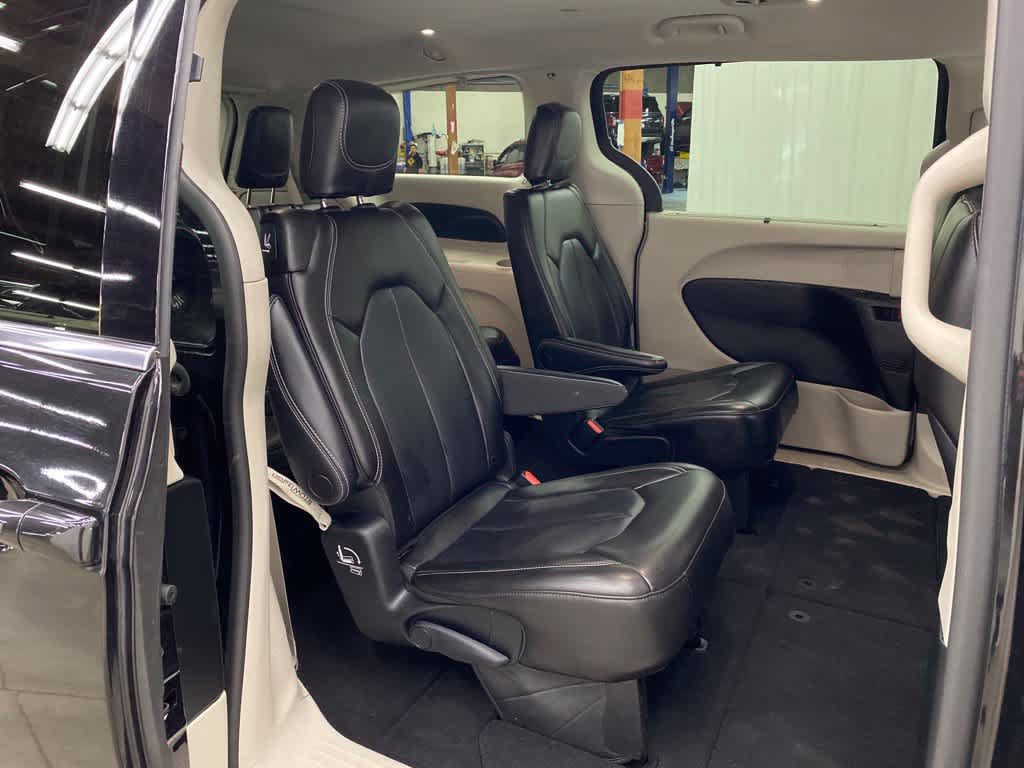 Used 2023 Chrysler Pacifica Touring-L FWD image 17