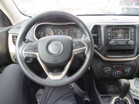 Used 2018 Jeep Cherokee Latitude FWD image 20