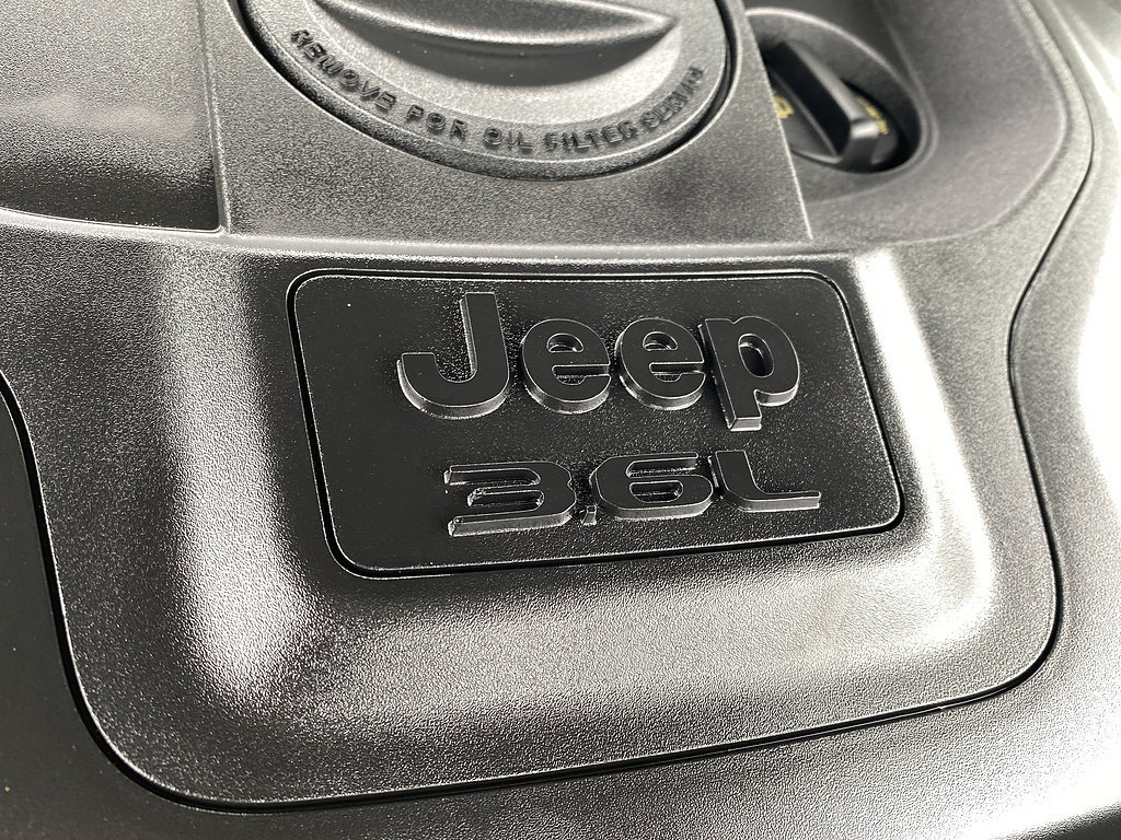 Used 2021 Jeep Grand Cherokee L Overland w/ Luxury Tech Group IV AWD/4WD image 28