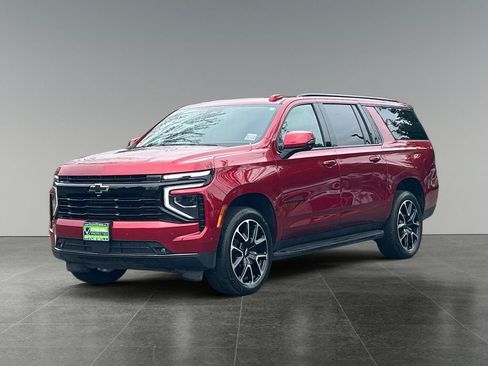 Used 2025 Chevrolet Suburban RST w/ Comfort Package AWD/4WD image 3